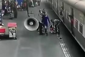 В Индии военный вытащил девочку из-под движущегося поезда (ВИДЕО)